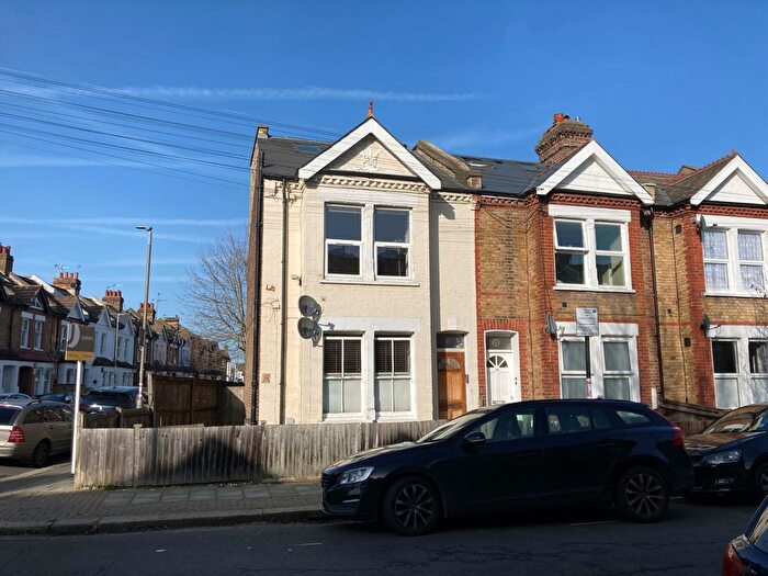 1 Bedroom Flat For Sale In Lydden Grove, Earlsfield, SW18