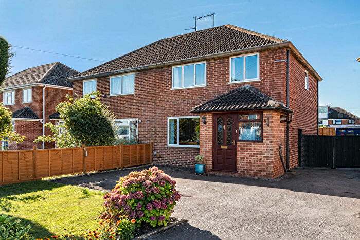 3 Bedroom Semi-Detached House For Sale In Beech Crescent, Kidlington, OX5