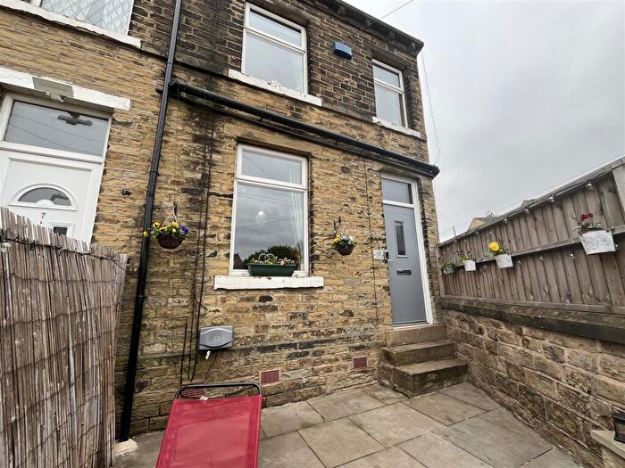 3 Bedroom End Of Terrace House For Sale In Asquith Buildings, Oakenshaw, Bradford, BD12