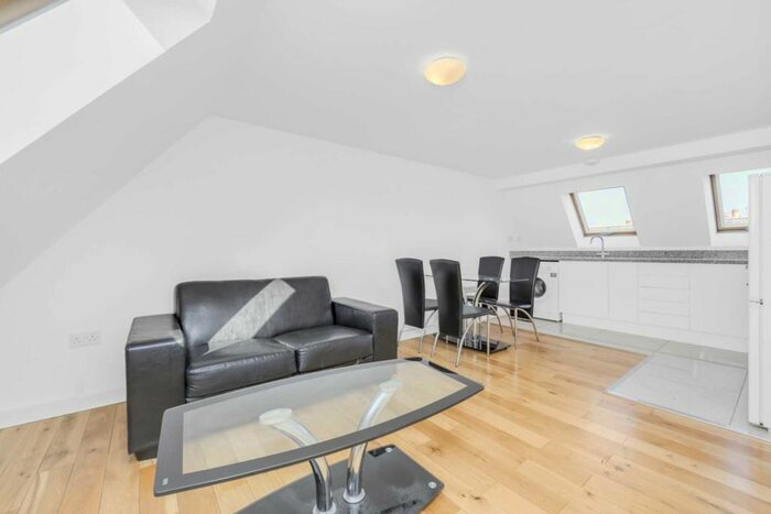 1 Bedroom Flat To Rent In Uxbridge Road, Shepherds Bush, London, W12