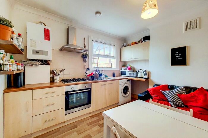 3 Bedroom Flat To Rent In Ferndale Road, Clapham North, SW4
