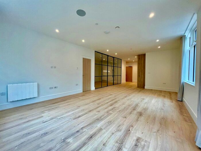 1 Bedroom Flat To Rent In Chalfont Park, Gerrards Cross, SL9