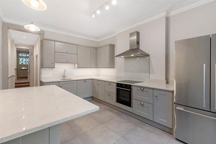 5 Bedroom Terraced House To Rent In Sedgeford Road, Shepherds Bush, London, W12