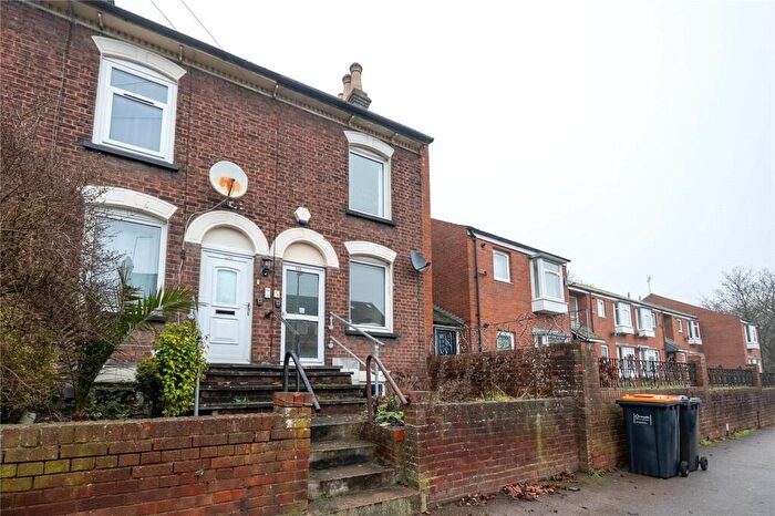 2 Bedroom Terraced House For Sale In West Street, Dunstable, Bedfordshire, LU6