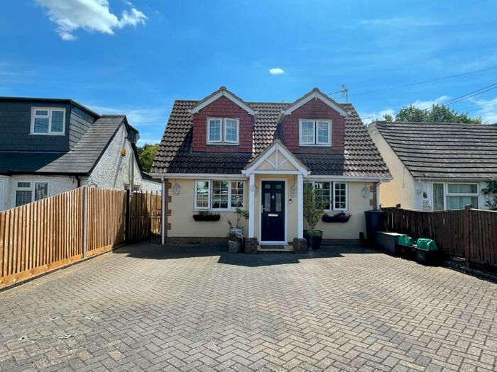 Houses for sale & to rent in RG5 4ES, Austin Road, Loddon Reading