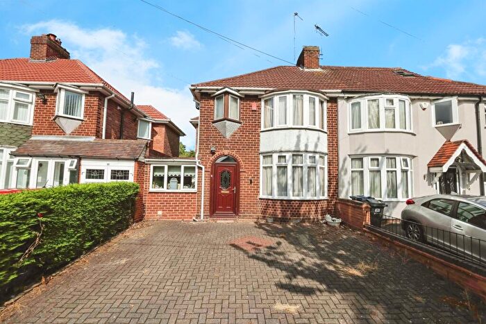 3 Bedroom Semi-Detached House For Sale In Rymond Road, Birmingham, B34
