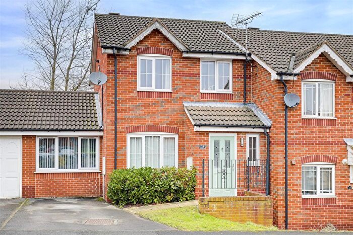 3 Bedroom Town House For Sale In Bramble Close, South Normanton, Alfreton, DE55