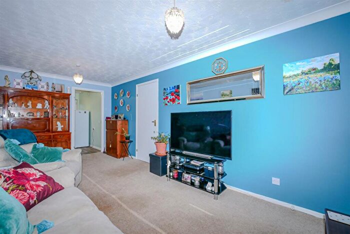 2 Bedroom Bungalow For Sale In Chiltern Close, Benson, OX10