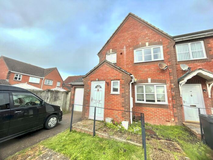 3 Bedroom End Of Terrace House To Rent In Eden Close, BN24