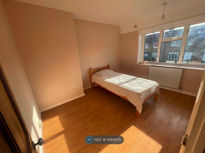 2 Bedroom End Of Terrace House To Rent In Buckland Walk, Morden, SM4