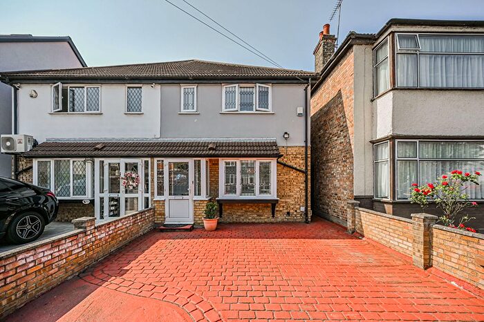 3 Bedroom Detached House For Sale In Hampton Road, Chingford, London, E4