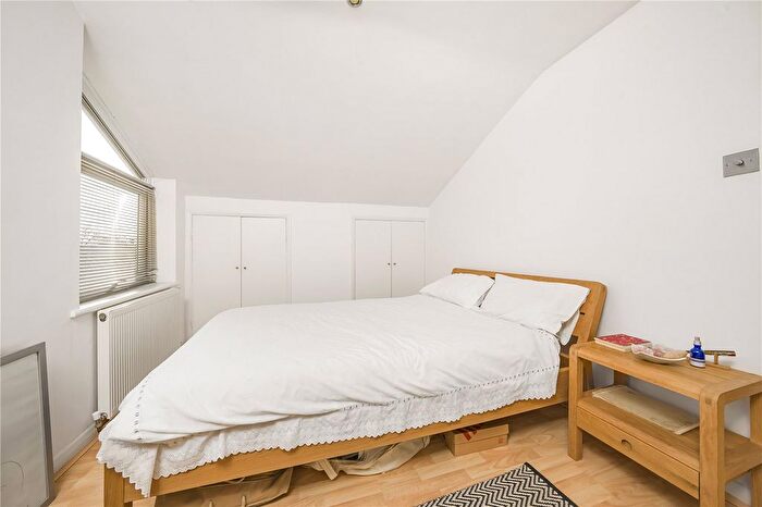 1 Bedroom Flat For Sale In Anlaby Road, Teddington, TW11