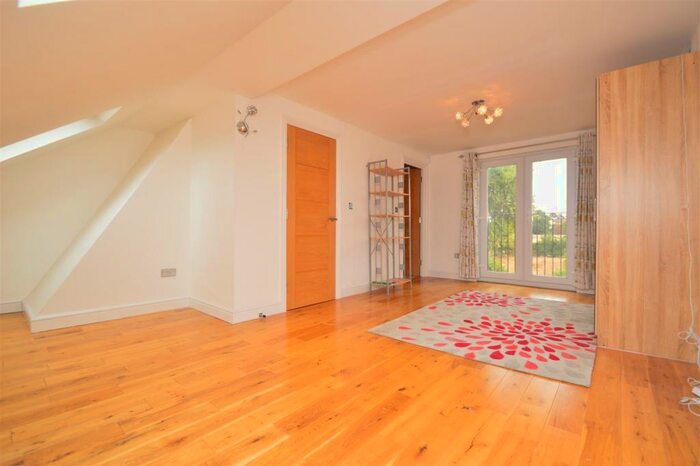 4 Bedroom Semi-Detached House To Rent In Torquay Gardens, Redbridge, IG4