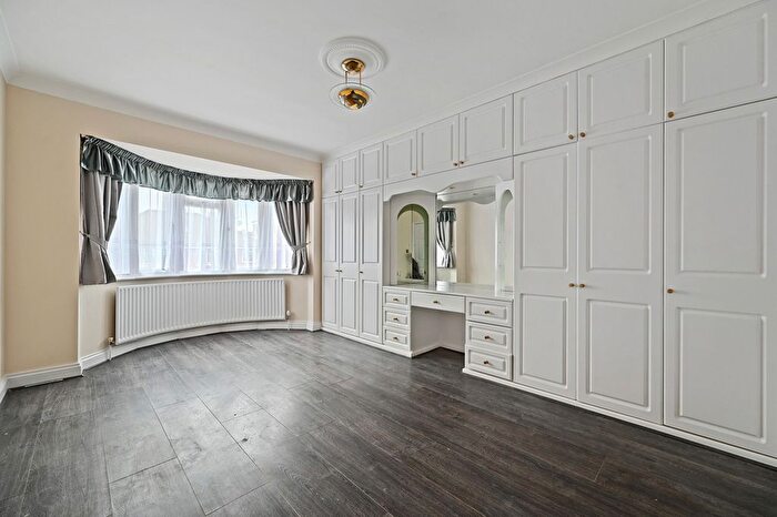 5 Bedroom Semi-Detached House For Sale In Vyner Road, London, W3