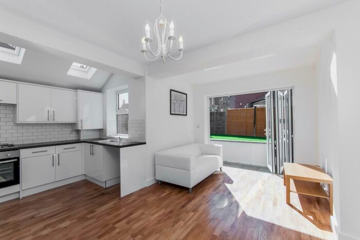 3 Bedroom Flat To Rent In Chapter Road, Willesden Green, NW2