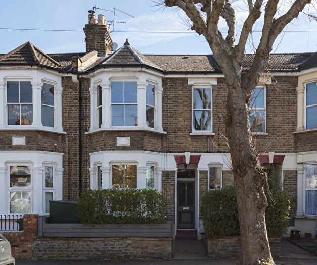 2 Bedroom Maisonette For Sale In Twickenham Road, Leytonstone, London, E11