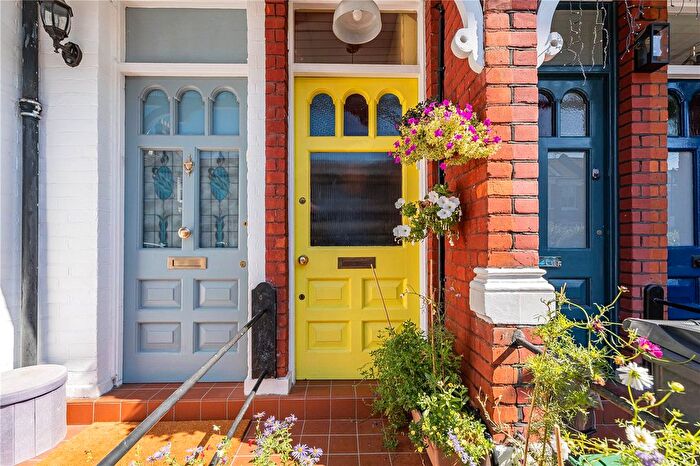 3 Bedroom Flat For Sale In North View Road, London, N8
