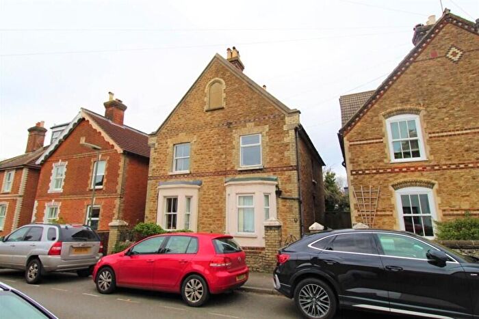 6 Bedroom Terraced House To Rent In Markenfield Road, Guildford, GU1