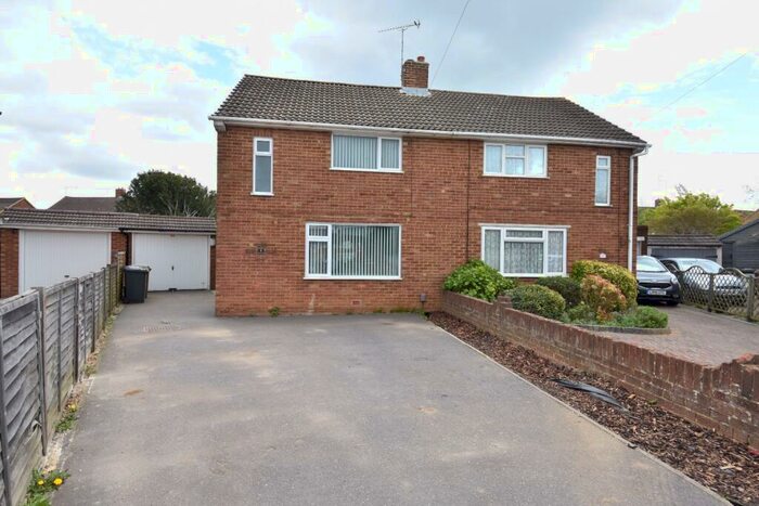 3 Bedroom Semi-Detached House To Rent In Nethercott Close, Luton, Bedfordshire, LU2