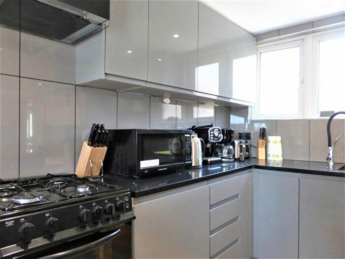 2 Bedroom Flat To Rent In Upper Gloucester Road -, P16