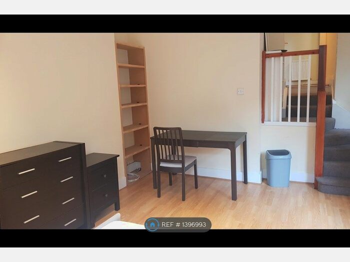 3 Bedroom Flat To Rent In Shepherds Bush Road, London, W6