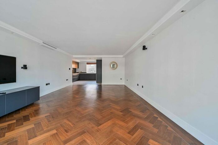 3 Bedroom Flat To Rent In Portland Place, Marylebone, London, W1B
