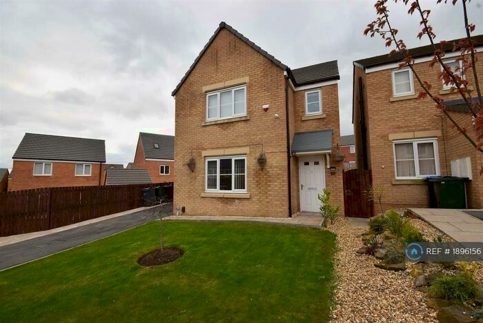 3 Bedroom Detached House To Rent In Forrest Close, Bradford, BD6