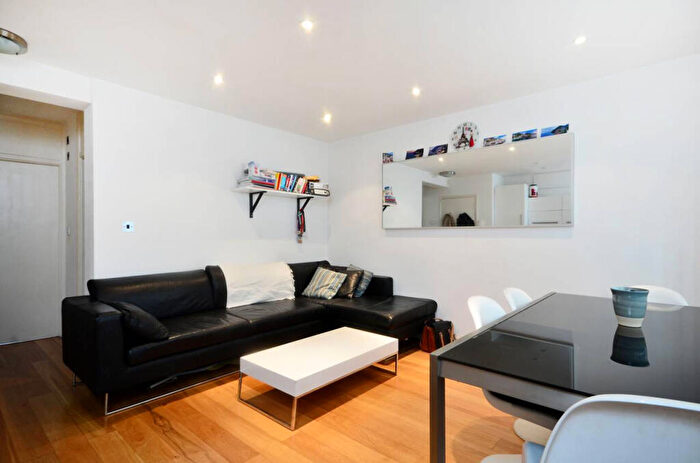 3 Bedroom Flat To Rent In East Street, Elephant And Castle, London, SE17