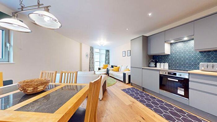 2 Bedroom Flat To Rent In Bute Terrace, Cardiff, CF10