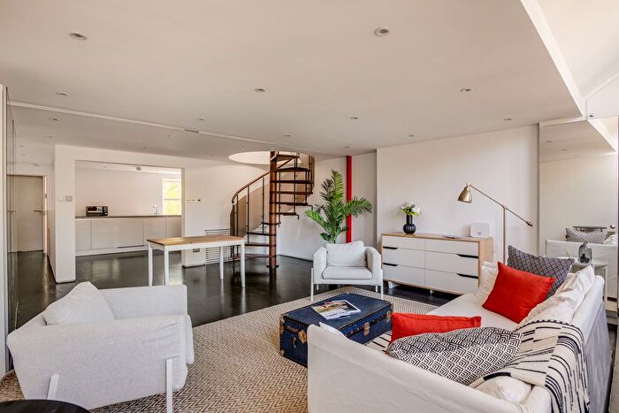 2 Bedroom Flat For Sale In Kempsford Gardens, London, SW5