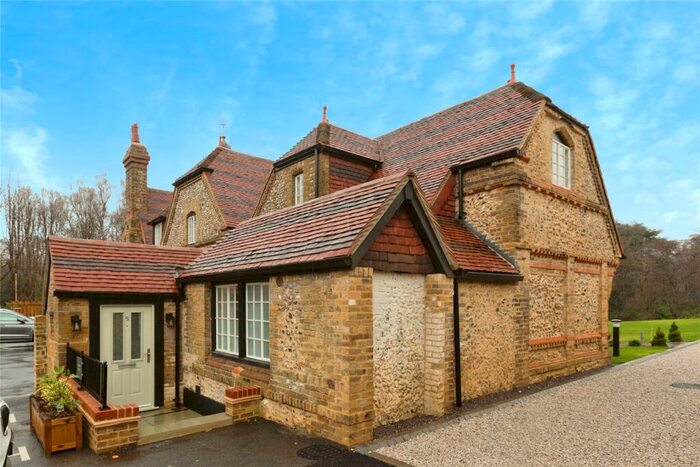 2 Bedroom Flat For Sale In Manor Lane, Fawkham, Longfield, Kent, DA3