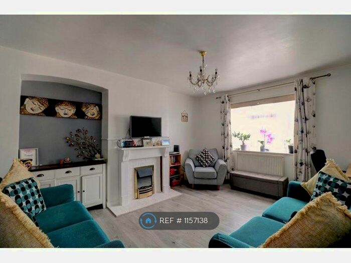 3 Bedroom Maisonette To Rent In Duke Road, Barkingside, IG6