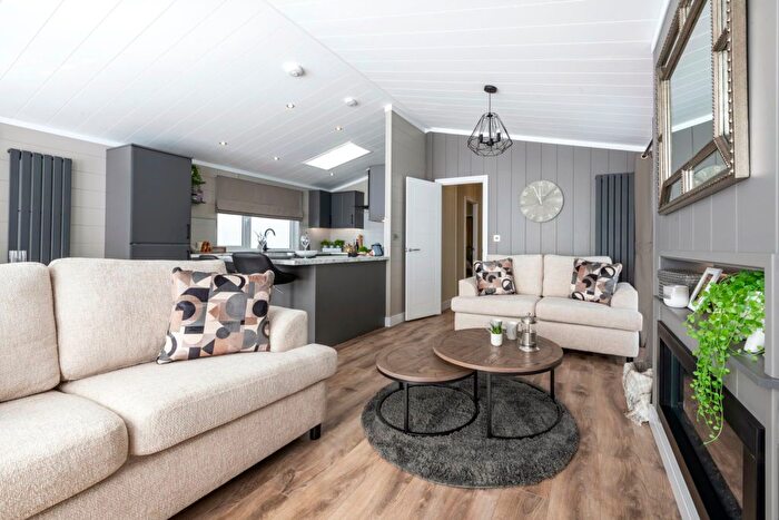 2 Bedroom Mobile/park Home For Sale In The Kingfisher, Wagtail Country Park, Cliff Lane, Marston, NG32