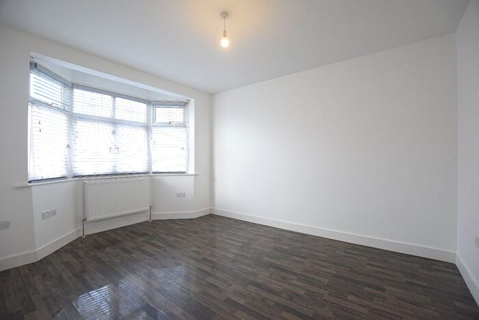 6 Bedroom Semi-Detached House To Rent In Hainault Road, Romford, RM5
