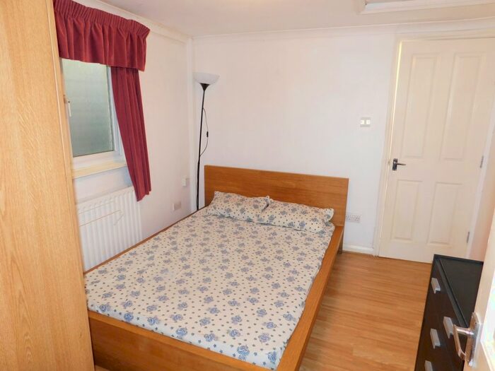 1 Bedroom Flat To Rent In Annex Boscombe Road, Worcester Park, Surrey, KT4