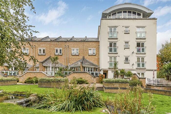 3 Bedroom Flat To Rent In Woodland Crescent, London, SE16