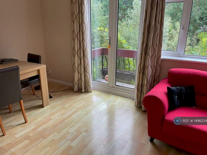 3 Bedroom Maisonette To Rent In Holtspur Way, Beaconsfield, HP9