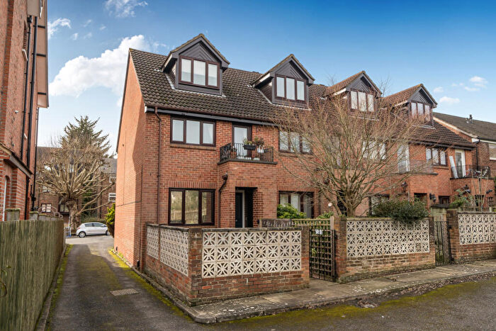 1 Bedroom Apartment For Sale In Clovelly Gardens, London, SE19