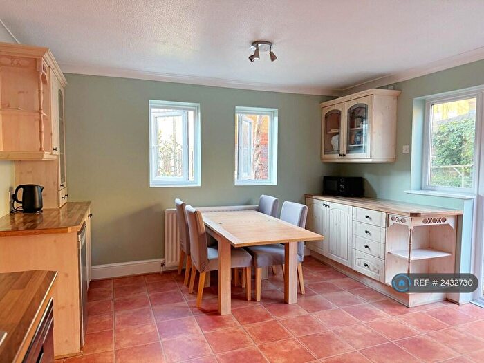 4 Bedroom Detached House To Rent In Middleton Drive, London, SE16