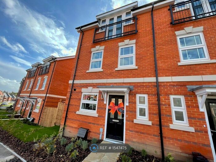 3 Bedroom Semi-Detached House To Rent In Oak Avenue, Wokingham, RG40