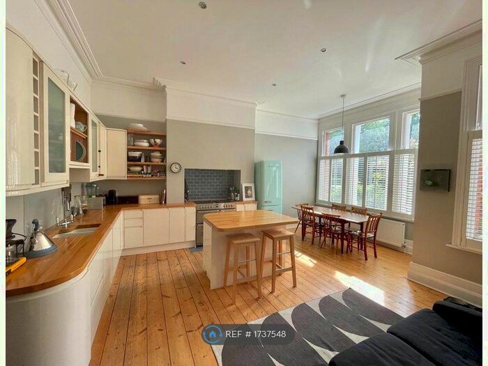 3 Bedroom Flat To Rent In Mayow Road, London, SE26