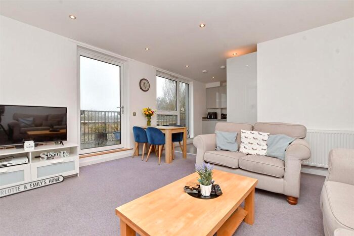 2 Bedroom Apartment For Sale In Limpsfield Road, South Croydon, Surrey, CR2