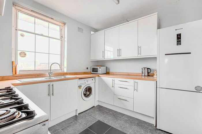 3 Bedroom Flat To Rent In William Bonney Estate, Clapham Town, SW4