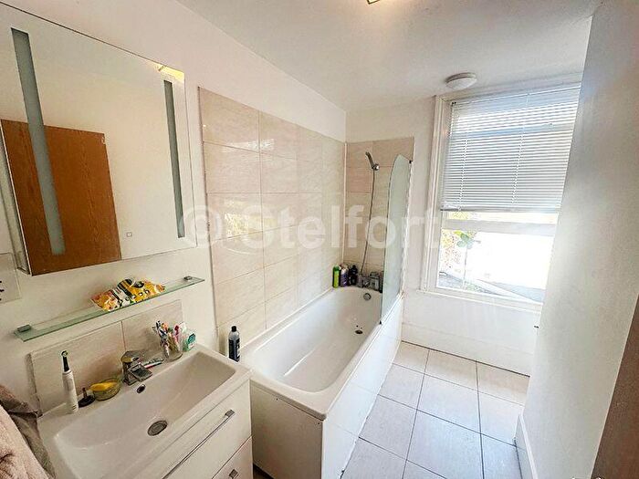 3 Bedroom Flat To Rent In Hillmarton Road, London, N7