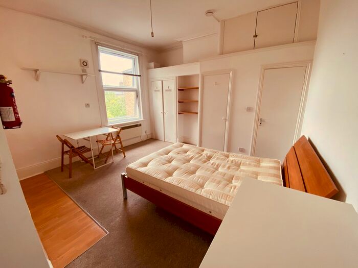 Studio To Rent In Oakfield Road, London, N4