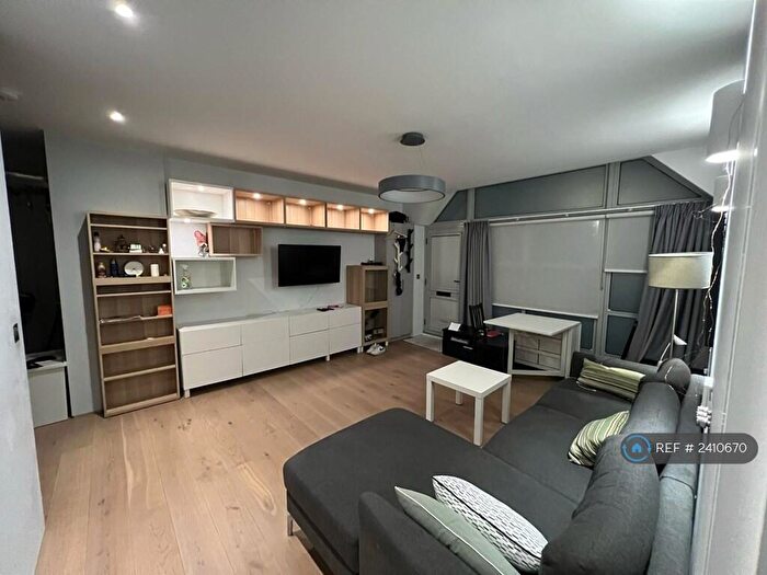 2 Bedroom Flat To Rent In United House, London, SE16