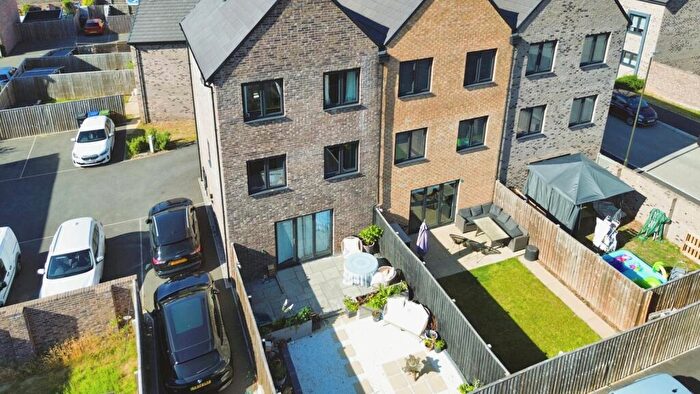 4 Bedroom End Of Terrace House For Sale In Woodyard Avenue, Chesterfield, Derbyshire, S41