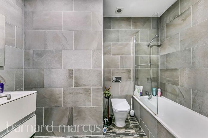 2 Bedroom Flat For Sale In Garratt Lane, London, SW18