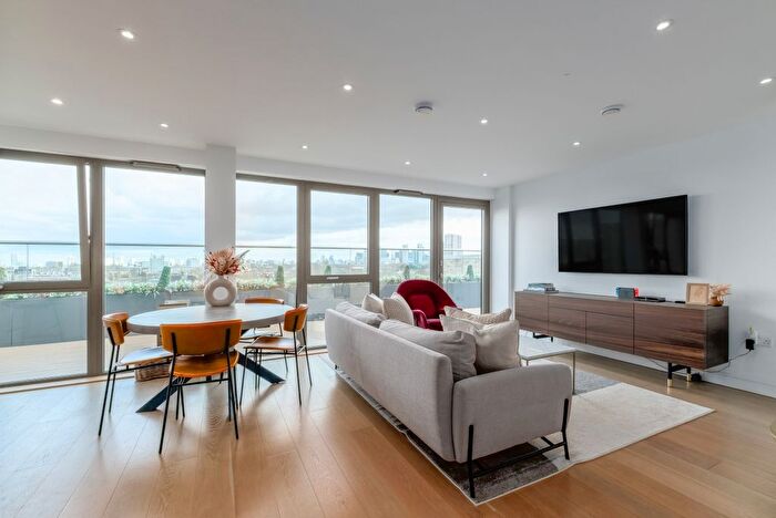 3 Bedroom Flat To Rent In Hemming Street, London, E1