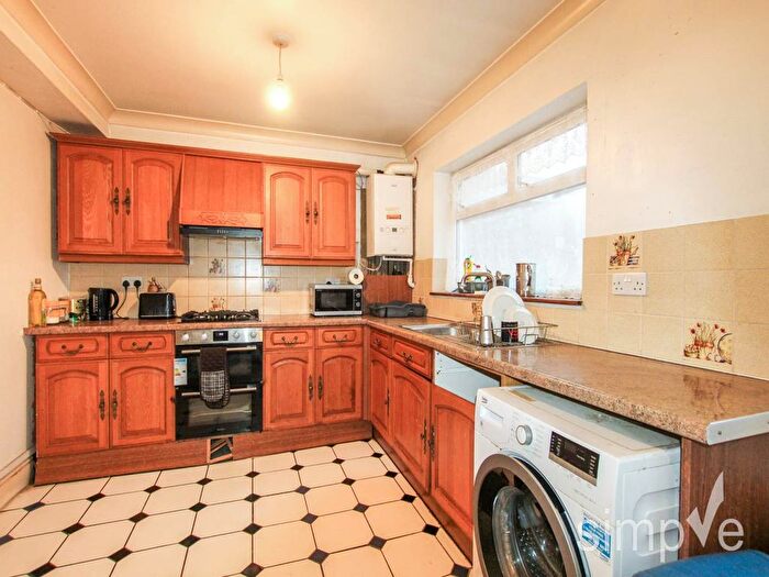 2 Bedroom Flat To Rent In Berwick Avenue, Hayes, Middlesex, UB4